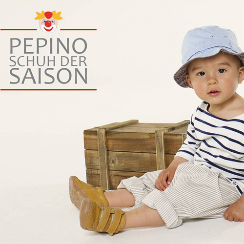 お座り赤ちゃん